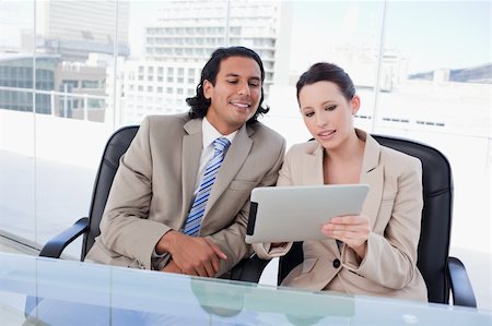 sales person with a tablet - Beautiful business team using a tablet computer in an office Photographie de stock - Aubaine LD & Abonnement, Code: 400-05901070