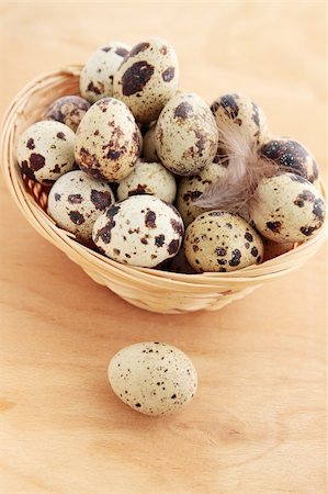 simsearch:400-04406903,k - quail eggs in the basket with the plumelet Fotografie stock - Microstock e Abbonamento, Codice: 400-05901257