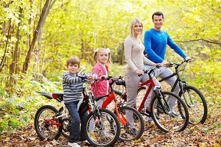 simsearch:400-04336561,k - Young family on bicycles Fotografie stock - Microstock e Abbonamento, Codice: 400-05901345
