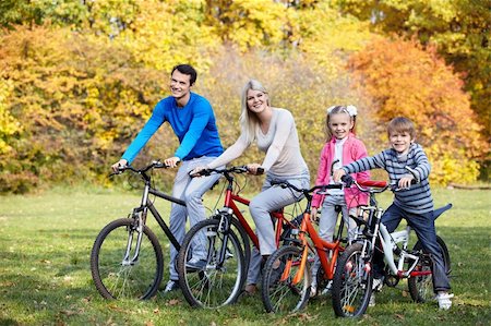 simsearch:400-04336561,k - Young family on bicycles Fotografie stock - Microstock e Abbonamento, Codice: 400-05901342