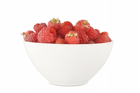 simsearch:400-04294971,k - front view of full bowl with ripe raspberry on white background Photographie de stock - Aubaine LD & Abonnement, Code: 400-05901376