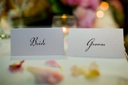 porta-cartões - Wedding place card with Bride and Groom written on the cards Foto de stock - Royalty-Free Super Valor e Assinatura, Número: 400-05902576