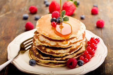 delicious pancakes on wooden table with fruits Stockbilder - Microstock & Abonnement, Bildnummer: 400-05902821