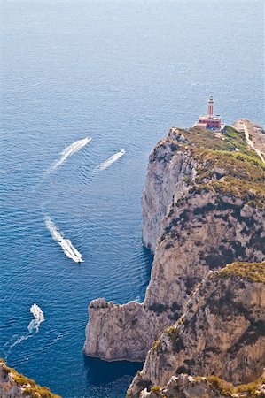 simsearch:879-09100135,k - Panorama with Capri lighthouse and boats during a sunny day Fotografie stock - Microstock e Abbonamento, Codice: 400-05902860