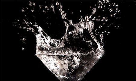 simsearch:400-04130290,k - clear water splash on black background Stock Photo - Budget Royalty-Free & Subscription, Code: 400-05903727