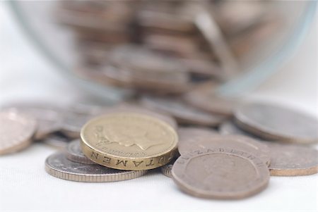 swellphotography (artist) - Spilled Coins from Glass Jar, focus on £1 coin. Sterling. Photographie de stock - Aubaine LD & Abonnement, Code: 400-05914249