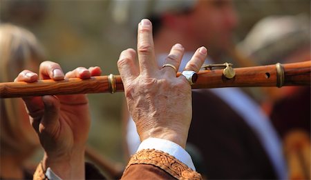 simsearch:400-04608129,k - Detail of hands of a flute player during a medieval music performance. Foto de stock - Super Valor sin royalties y Suscripción, Código: 400-05914364