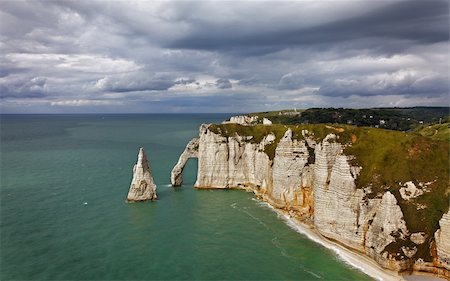 etretat - La Falaise d'Amont in Etretat on the Upper Normandy coast in the North of France. Foto de stock - Royalty-Free Super Valor e Assinatura, Número: 400-05914366