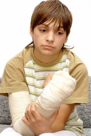 sad teenage caucasian boy with broken arm bone Stockbilder - Microstock & Abonnement, Bildnummer: 400-05914643