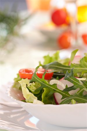 simsearch:400-04901841,k - Healthy vegetable salad with lettuce, spring onion, rocket salad, tomatoes and radish Stockbilder - Microstock & Abonnement, Bildnummer: 400-05915029