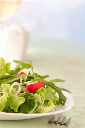 simsearch:400-04053976,k - Healthy vegetable salad with lettuce, spring onion, rocket salad, tomatoes and radish Fotografie stock - Microstock e Abbonamento, Codice: 400-05915030