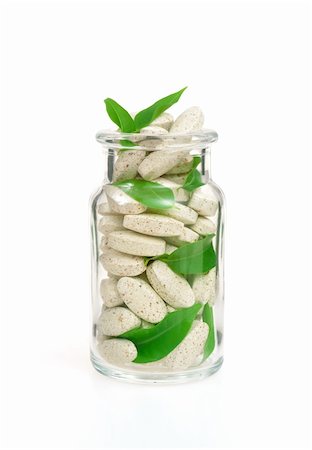 simsearch:689-03126768,k - Herbal supplement pills and fresh leaves  in glass - alternative medicine concept Foto de stock - Royalty-Free Super Valor e Assinatura, Número: 400-05915119