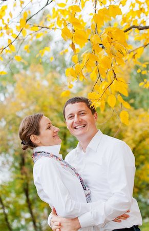 simsearch:400-05911333,k - Portrait of romantic happy young beautiful couple on autumn walk. Vertical view Fotografie stock - Microstock e Abbonamento, Codice: 400-05915234