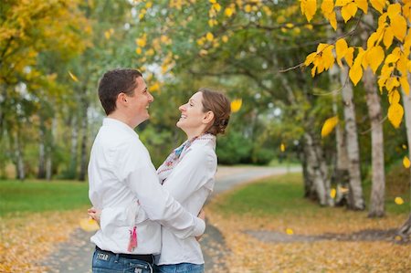 simsearch:400-05911333,k - Portrait of romantic happy young beautiful couple on autumn walk Fotografie stock - Microstock e Abbonamento, Codice: 400-05915235