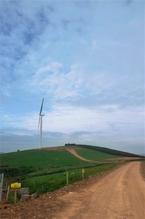 simsearch:400-04272392,k - dirt road to a windmill on lush irish countryside landscape in glenough county tipperary ireland Foto de stock - Super Valor sin royalties y Suscripción, Código: 400-05915484