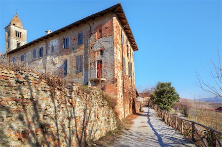 rglinsky (artist) - Old abandoned brick house and church's belfry in town of La Morra, Northern Italy. Foto de stock - Super Valor sin royalties y Suscripción, Código: 400-05915509