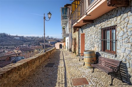 Narrow stone paved street and old houses in town of La Morra, Northern Italy. Foto de stock - Royalty-Free Super Valor e Assinatura, Número: 400-05915536