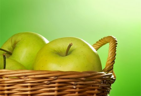 Green apples in basket Photographie de stock - Aubaine LD & Abonnement, Code: 400-05916022