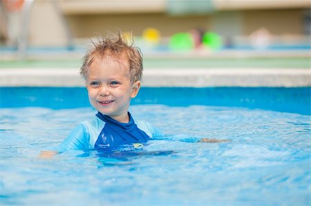 simsearch:400-04608975,k - boy playing in a pool of water during the summer Stockbilder - Microstock & Abonnement, Bildnummer: 400-05916735