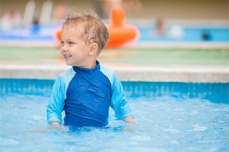 simsearch:400-04608975,k - boy playing in a pool of water during the summer Stockbilder - Microstock & Abonnement, Bildnummer: 400-05916754