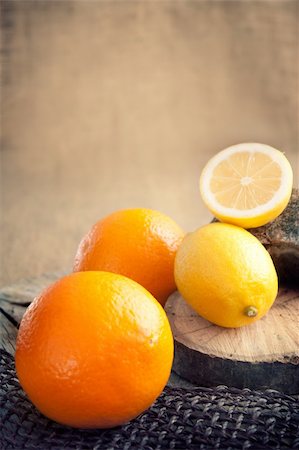 simsearch:400-05741501,k - Fresh fruit with copyspace. Oranges and lemons Stockbilder - Microstock & Abonnement, Bildnummer: 400-05916851