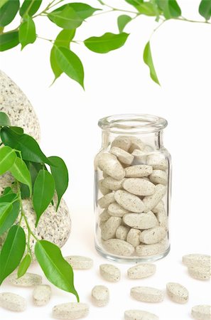 simsearch:689-03126768,k - Herbal supplement pills and fresh leaves  - alternative medicine still life Foto de stock - Royalty-Free Super Valor e Assinatura, Número: 400-05917116