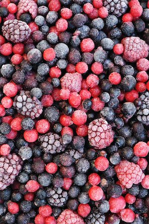 simsearch:400-05917121,k - Close up of frozen mixed fruit  - berries - red currant, cranberry, raspberry, blackberry, bilberry, blueberry, black currant Foto de stock - Super Valor sin royalties y Suscripción, Código: 400-05917111