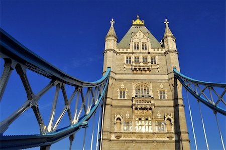 simsearch:400-07298271,k - Tower Bridge against a clear blue sky Photographie de stock - Aubaine LD & Abonnement, Code: 400-05917305