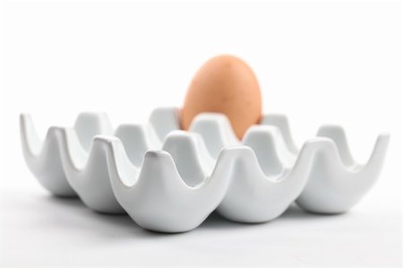 simsearch:400-04291976,k - Ceramic egg holder with one brown chicken egg. Shallow dof Photographie de stock - Aubaine LD & Abonnement, Code: 400-05917538