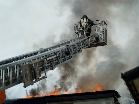 Fireman working on top of a ladder Foto de stock - Super Valor sin royalties y Suscripción, Código: 400-05917602