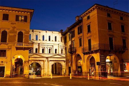 simsearch:400-05225584,k - Ancient Roman Porta Borsari Gate in Verona, Italy Foto de stock - Super Valor sin royalties y Suscripción, Código: 400-05919541