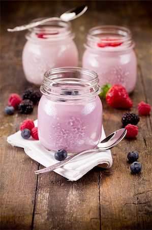 Small jars on wooden table with homemade yogurt with fresh berries Stockbilder - Microstock & Abonnement, Bildnummer: 400-05919743