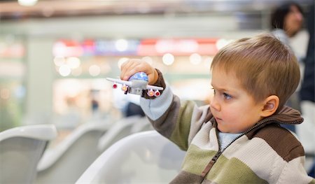 simsearch:400-07474903,k - Cute little boy playing with a toy airplane in airport Foto de stock - Super Valor sin royalties y Suscripción, Código: 400-05910065