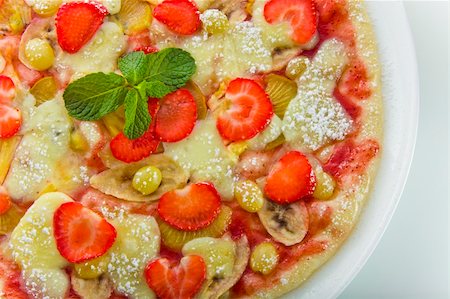 peach slice - Appetizing fruit pizza on a white plate Stock Photo - Budget Royalty-Free & Subscription, Code: 400-05910111