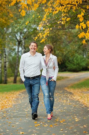 simsearch:400-05911333,k - Romantic happy young beautiful couple on autumn walk Fotografie stock - Microstock e Abbonamento, Codice: 400-05910249