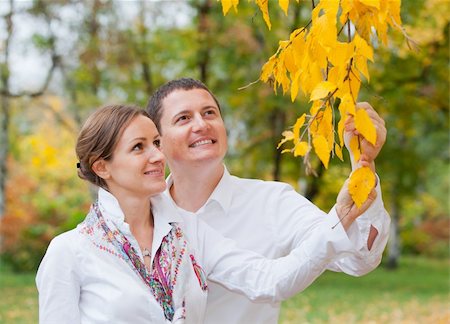 simsearch:400-05911333,k - Portrait of romantic happy young beautiful couple on autumn walk Fotografie stock - Microstock e Abbonamento, Codice: 400-05910250