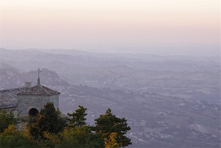 The bell tower of the Basilica of San Marino, over looking the country side at dusk. Fotografie stock - Microstock e Abbonamento, Codice: 400-05910268