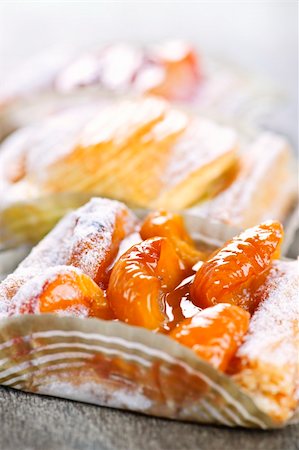 strudel - Closeup on slices of flaky fruit strudel desserts Fotografie stock - Microstock e Abbonamento, Codice: 400-05910784