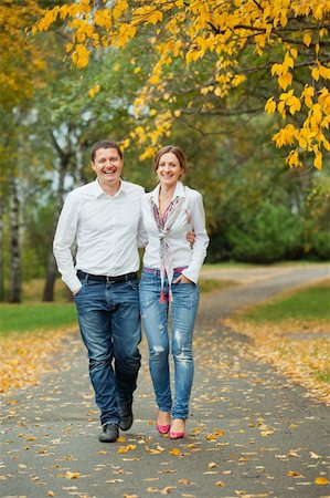 simsearch:400-05911333,k - Romantic happy young beautiful couple on autumn walk. Vertical view Fotografie stock - Microstock e Abbonamento, Codice: 400-05911335