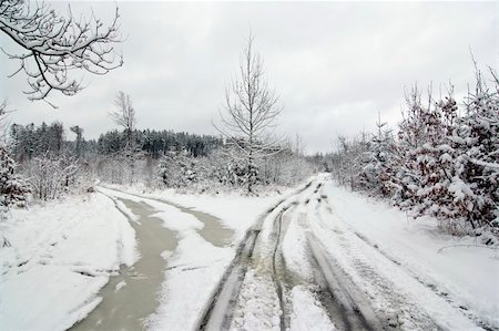Shot of the snowy winter landscape with dirt road Photographie de stock - Aubaine LD & Abonnement, Code: 400-05911442