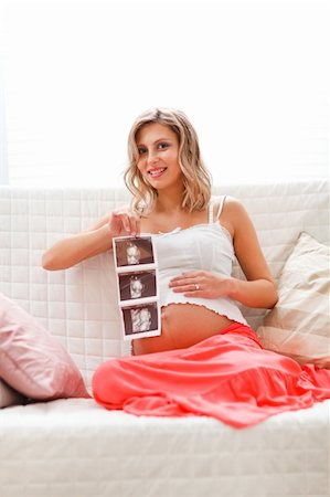 simsearch:400-05911635,k - Pregnant woman showing echo Foto de stock - Super Valor sin royalties y Suscripción, Código: 400-05911622