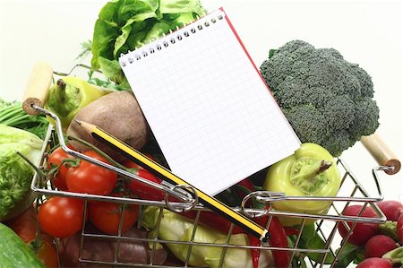recipes paper - Basket with fresh vegetables, shopping list and pencil Foto de stock - Super Valor sin royalties y Suscripción, Código: 400-05927354