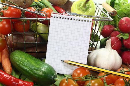 recipes paper - Shopping list with basket and fresh vegetables on a wooden background Foto de stock - Super Valor sin royalties y Suscripción, Código: 400-05927351