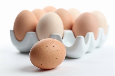 simsearch:400-04291976,k - Ceramic egg holder with one brown chicken eggs. Shallow dof Photographie de stock - Aubaine LD & Abonnement, Code: 400-05928312