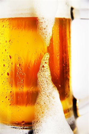 simsearch:695-03382010,k - cold glass of beer with foam on a white background Photographie de stock - Aubaine LD & Abonnement, Code: 400-05934644