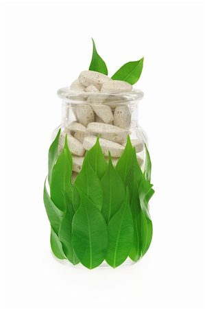 simsearch:689-03126768,k - Herbal supplement pills and fresh leaves in bottle - alternative medicine concept Foto de stock - Royalty-Free Super Valor e Assinatura, Número: 400-05935096
