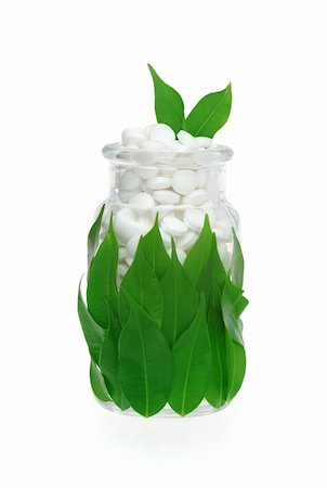 simsearch:689-03126768,k - Herbal supplement pills and fresh leaves in glass - alternative medicine concept Foto de stock - Royalty-Free Super Valor e Assinatura, Número: 400-05935097