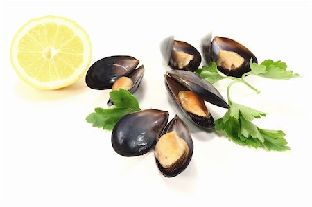 simsearch:400-05939167,k - Mussels with parsley and lemon on a white background Photographie de stock - Aubaine LD & Abonnement, Code: 400-05936635