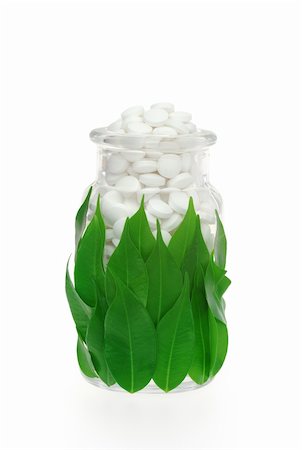 simsearch:689-03126768,k - Herbal supplement pills and fresh leaves in glass - alternative medicine concept Foto de stock - Royalty-Free Super Valor e Assinatura, Número: 400-05936780