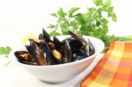 simsearch:400-05939167,k - fresh steamed mussels in a bowl with napkin Photographie de stock - Aubaine LD & Abonnement, Code: 400-05939163